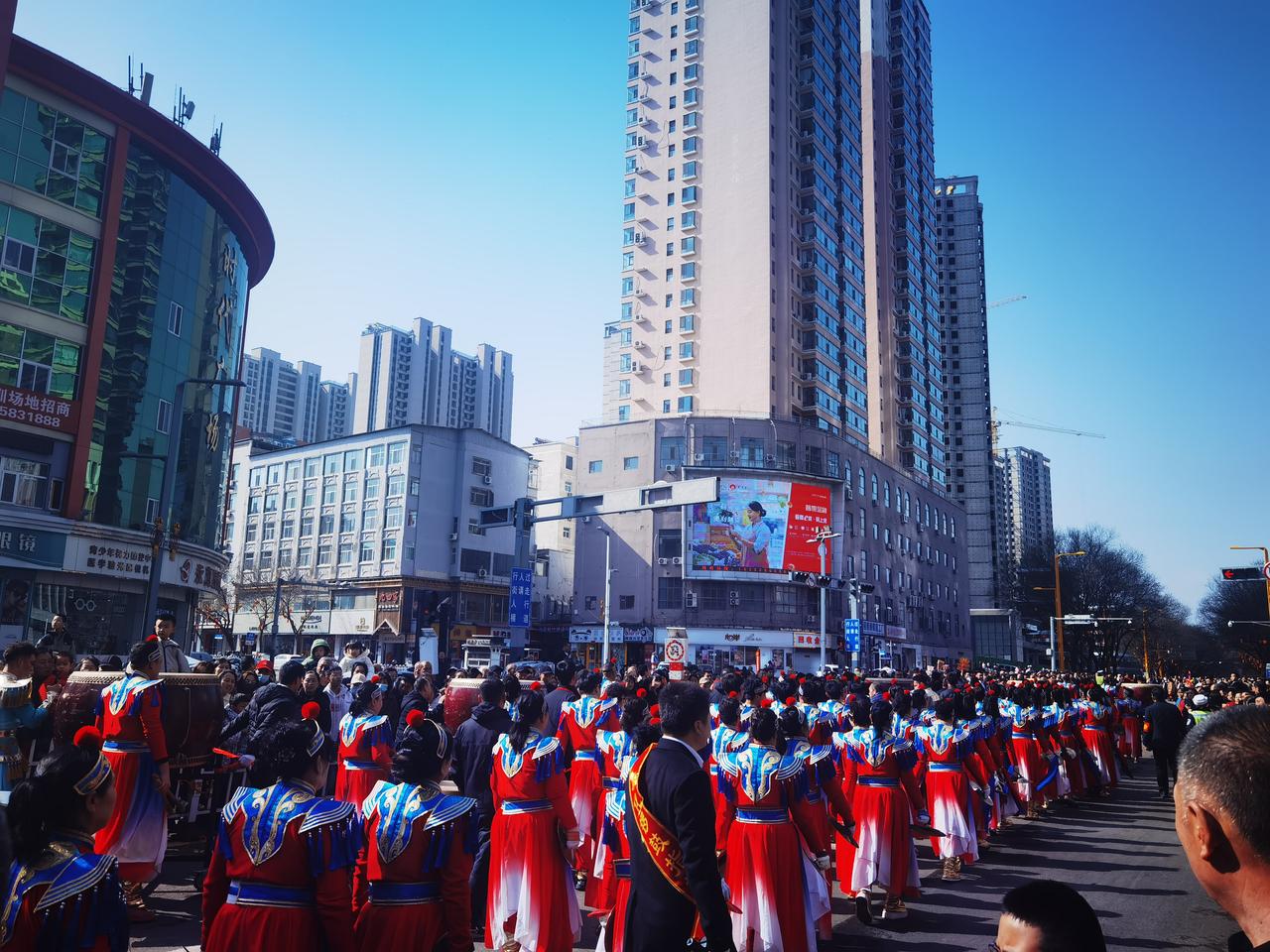 正月十五，元宵节快乐！
山西吕梁市区里面，一条街被封了？为啥封街？
竟然是社火日