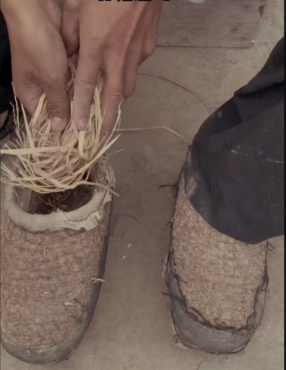 想必是天太冷，大爷舍不得买新鞋，就用最朴素的办法给脚保暖，只为能专心照顾突发状况
