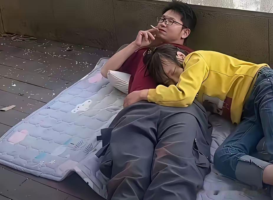 公园里住着一对流浪情侣，他没房没工作没未来，她却一步都没离开

公园的长椅是他们