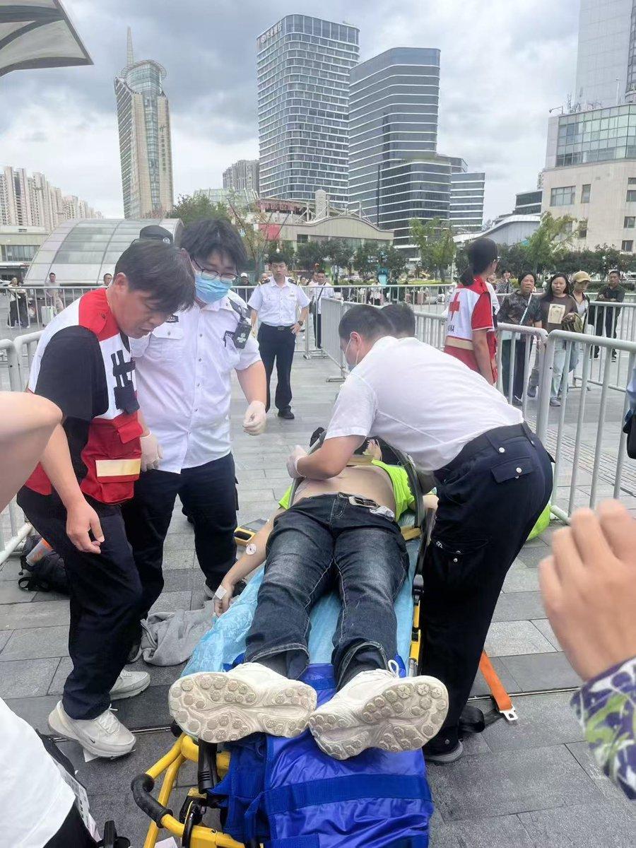 上海火车站旅客心脏骤停，黄金4分钟AED急救，志愿者抢回一条生命
 
朋友们！太