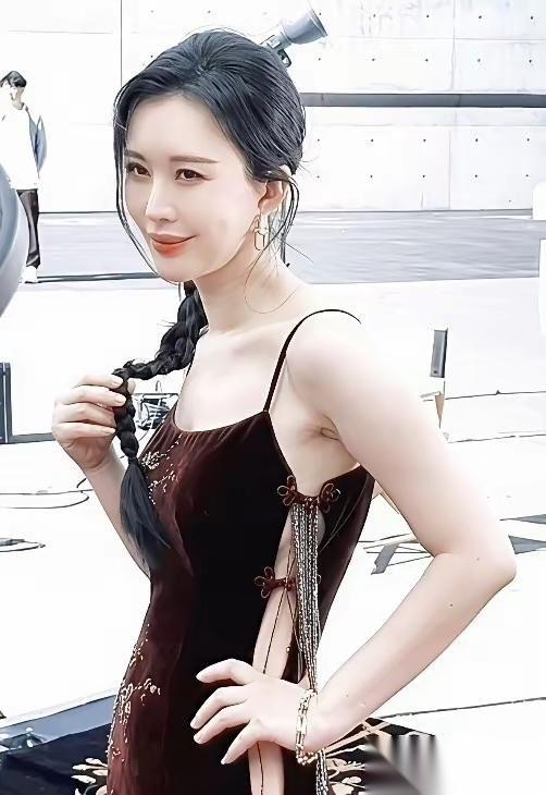 同一个人，虽然都是俗不可耐，你也不得不服有钱能养女人，没嫁给那个大名鼎鼎的地产大