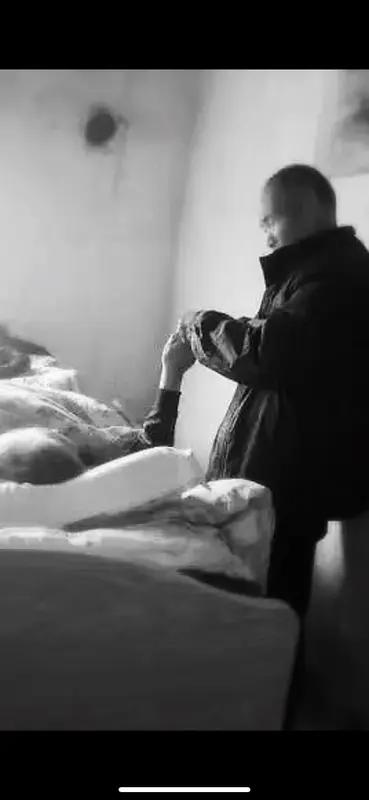 公职人员带人私闯民宅殴打重病老人？官方通报！
这则通报立刻在网络上引起了轩然大波
