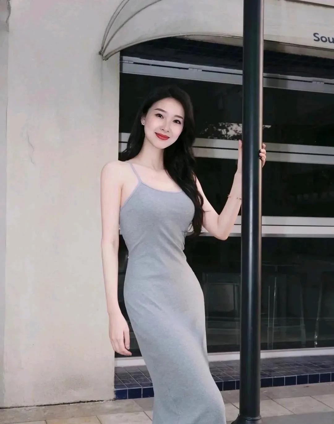 优雅气质，灰色连衣裙，都市时尚风。