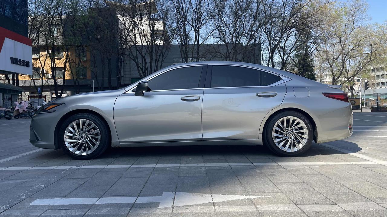 开了7年的ES，每次洗完车，还是觉得很好看，所以，每次都要拍一张，记录下。我觉得