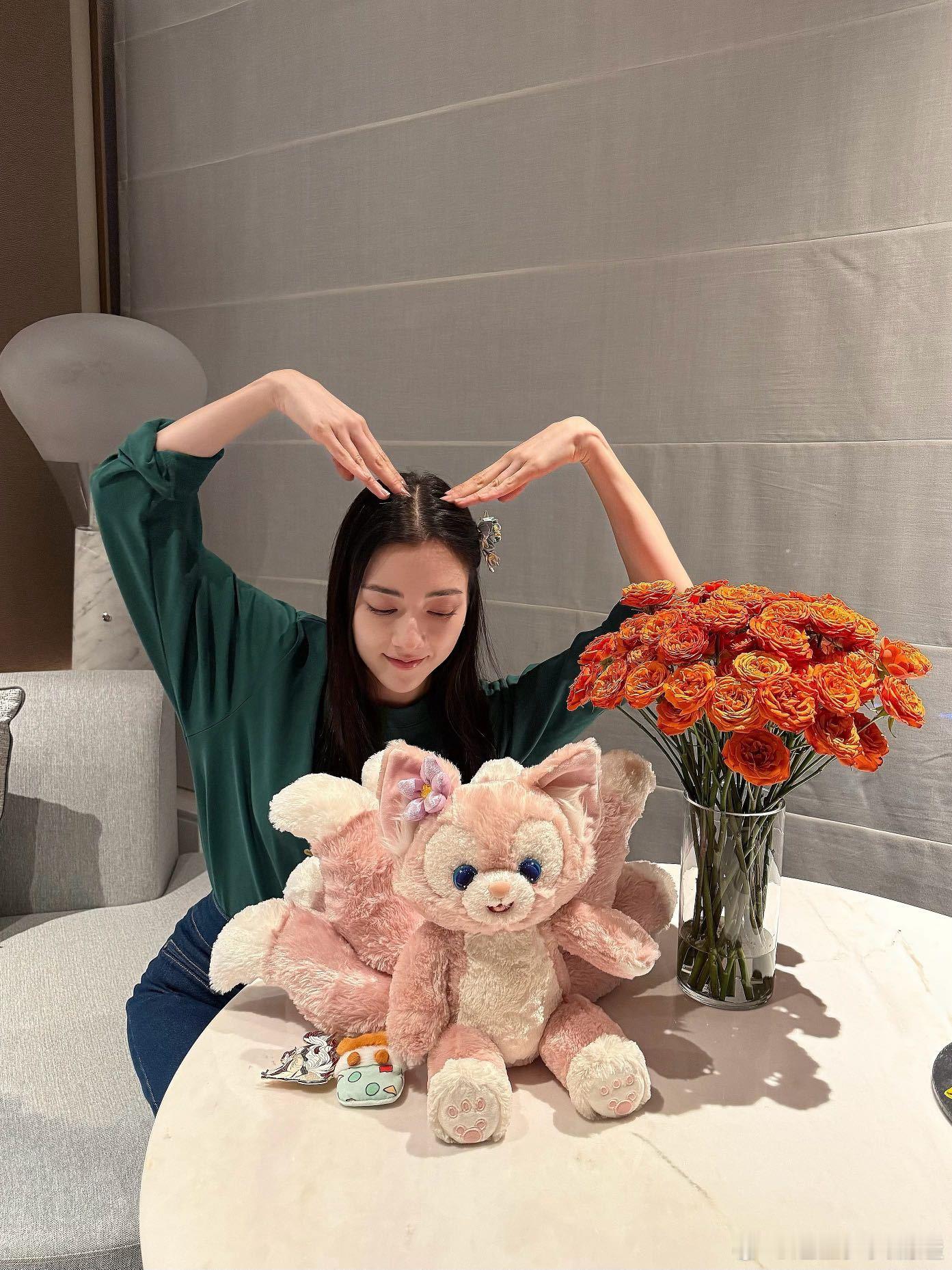 妲己娜然戴上省级非遗南京绒花  妲己扮演者娜然身着华丽古装，佩戴南京绒花，精美的