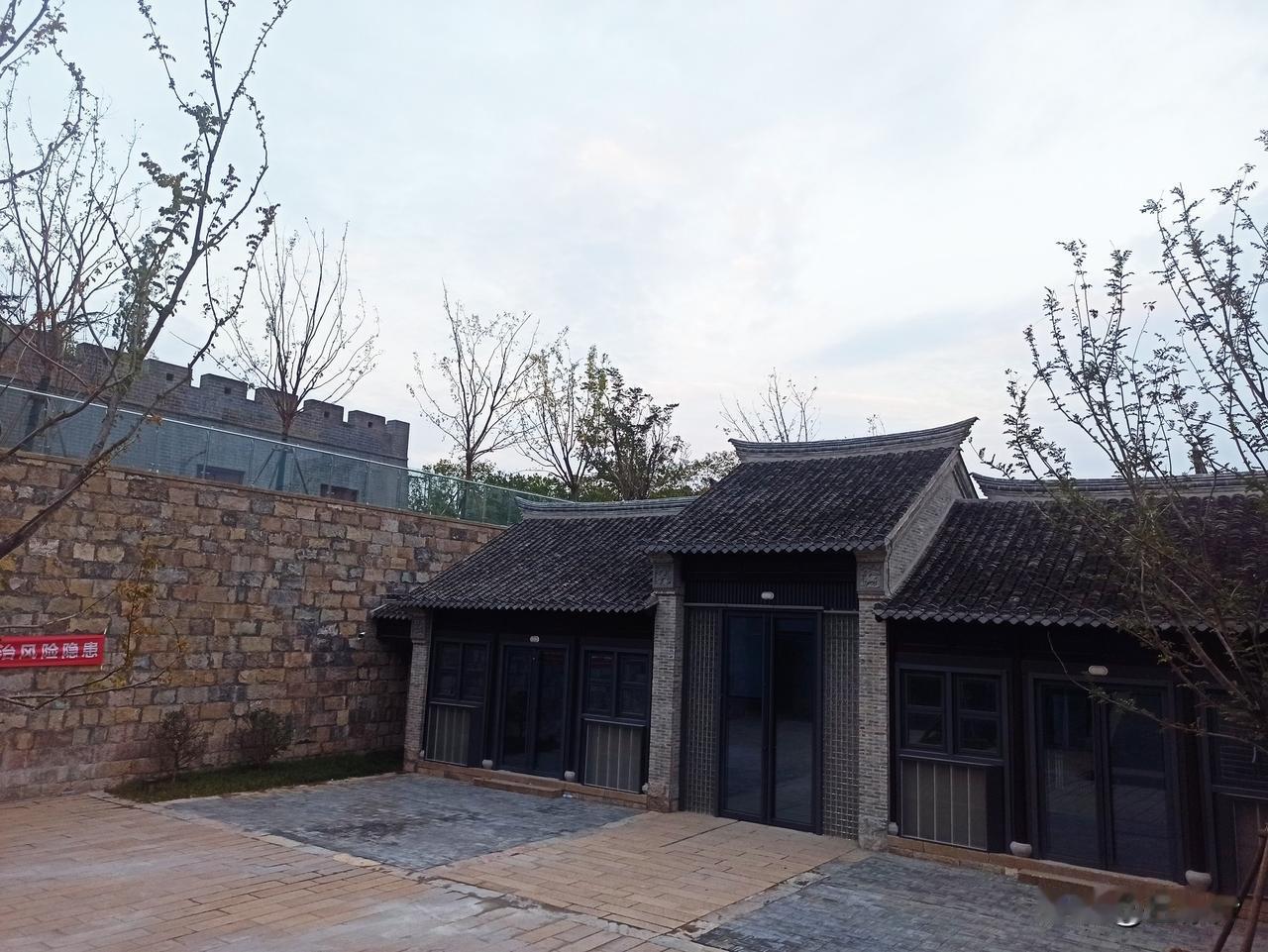 徐州快哉亭南地块二期工程正在抓紧进行，有望十一国庆节前开放。紧挨城墙南边的是个下