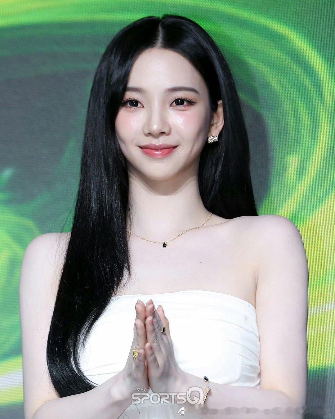 流水线斜眼尖脸爱豆模板一眼女整容脸流水线斜眼尖脸爱豆模板一眼女整容脸吓人的斜眼尖
