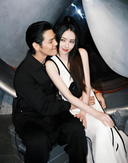 向佐郭碧婷是刘维撮合的  有网友翻看当年向佐认识郭碧婷的综艺节目《最美的时光》，