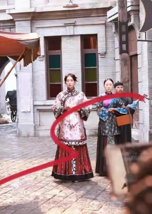 林志玲继引发立场争议，遭到不少内地品牌解约、语音包下架后，近日再度遭杨紫新剧除名