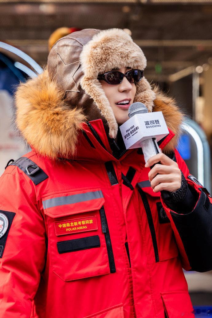 于适孙艺洲学企鹅走路 羡慕不怕冷的体质！于适和孙艺洲在零下天气里逛尔滨，状态依旧