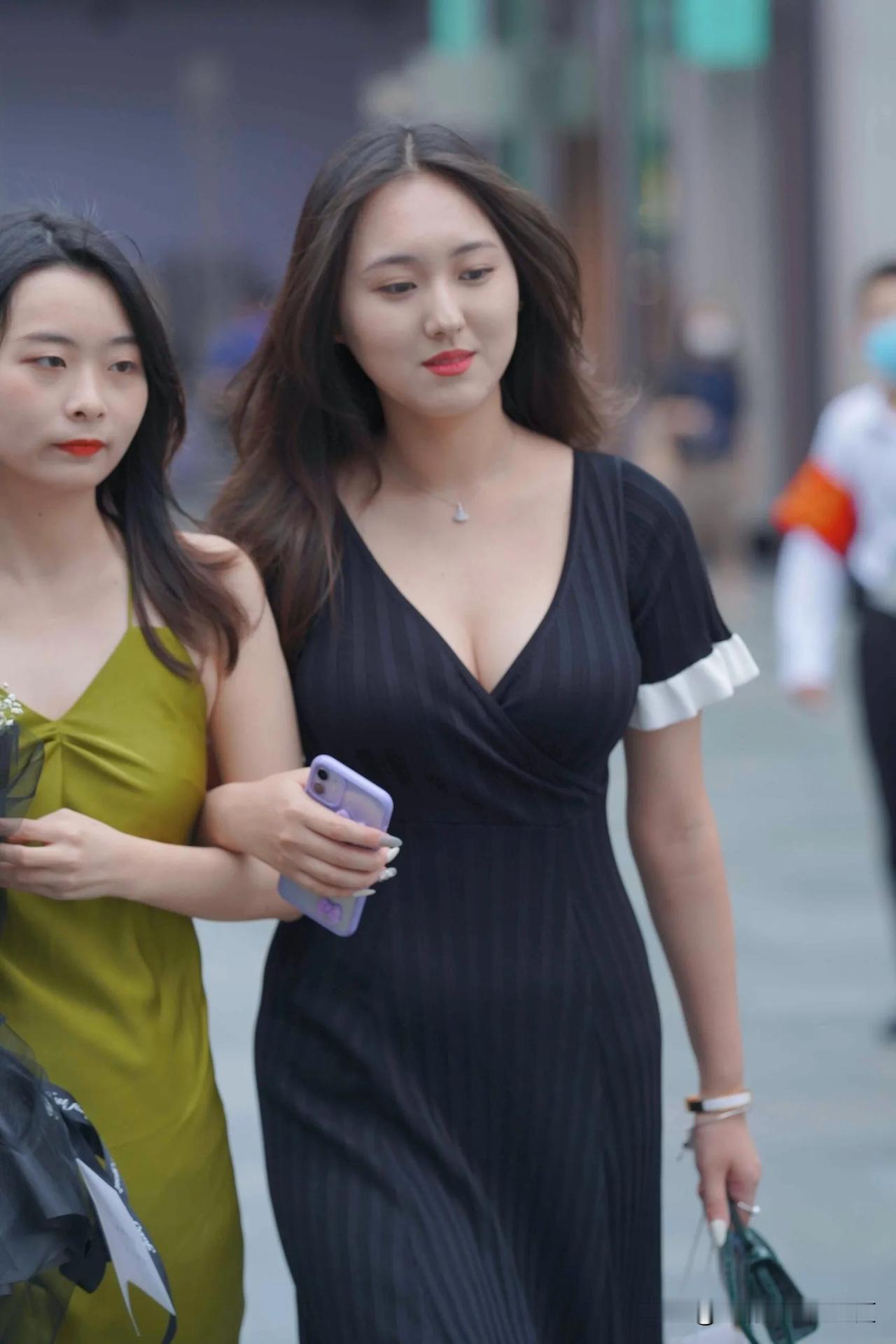 黑色V领百褶裙，白边袖口和裙摆太显气质了！走路带风，连镜头都追着她跑，这气场谁看