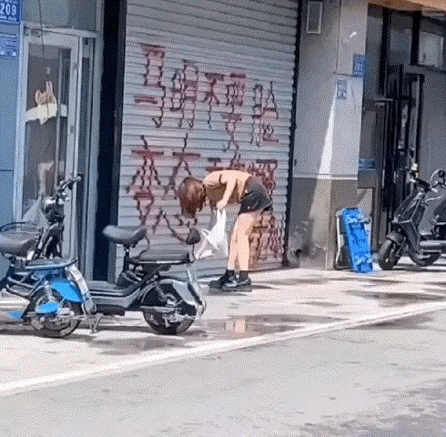 现在女孩真猛，有恩报恩，有仇报仇，敢于在大庭广众之下，亮明自己的观点。