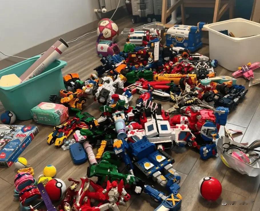 我发现现在小孩的玩具真多，多的都玩不过来，每个孩子的玩具收拾一下，不低于一大箱子