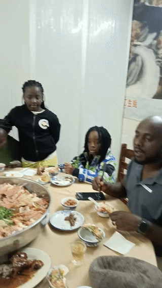 黑人一家人在广州一家餐厅里吃饭。
看他们吃的东西好像还是“海鲜大伽”？
由于点的