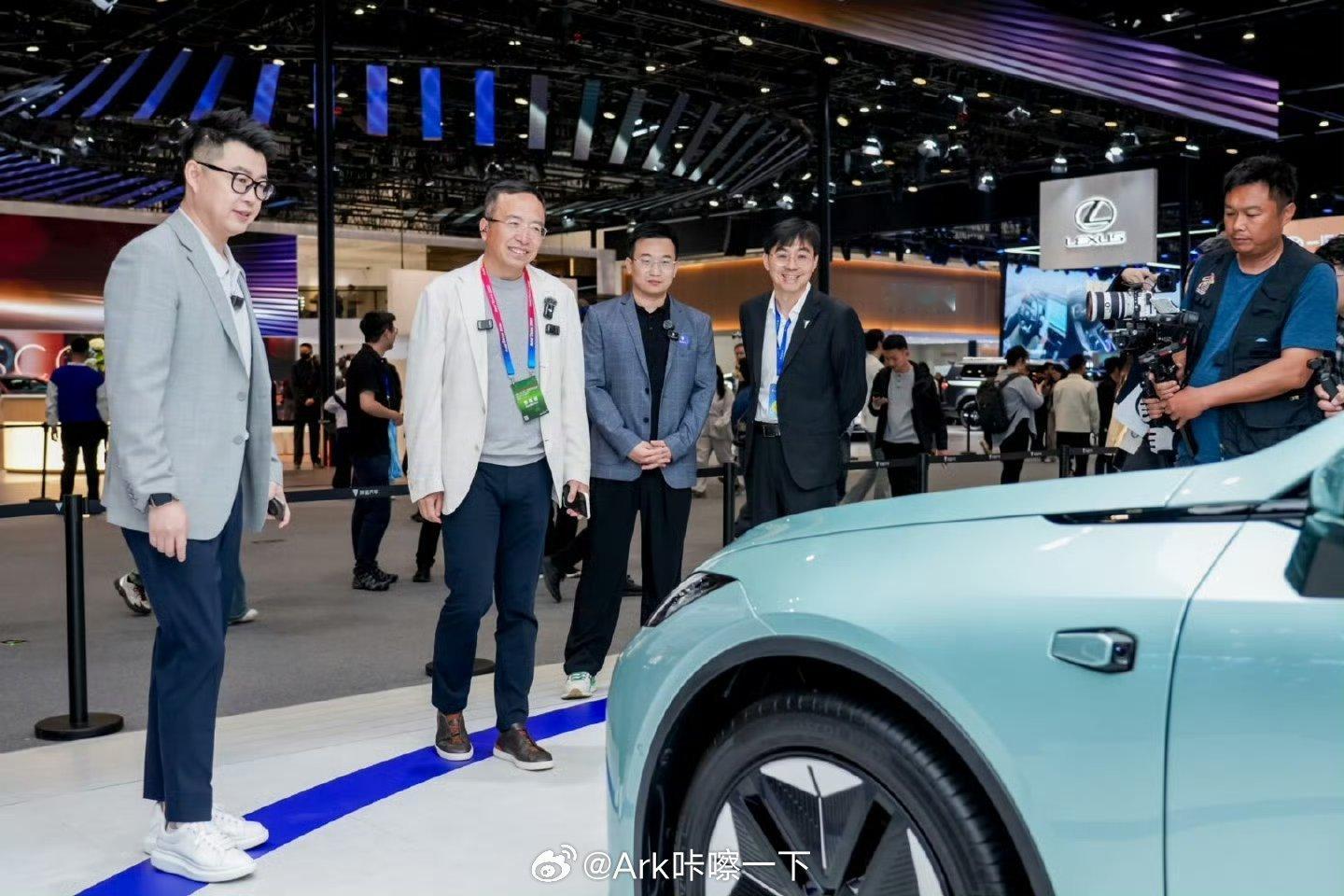 感动了，明哥和海荣又见面了，这一次又在同一个领域，但不是一家公司