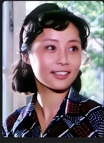她俊俏清秀，眼睛明亮，1979年，首演电影《小字辈》在影片里，饰演最时髦的年轻女