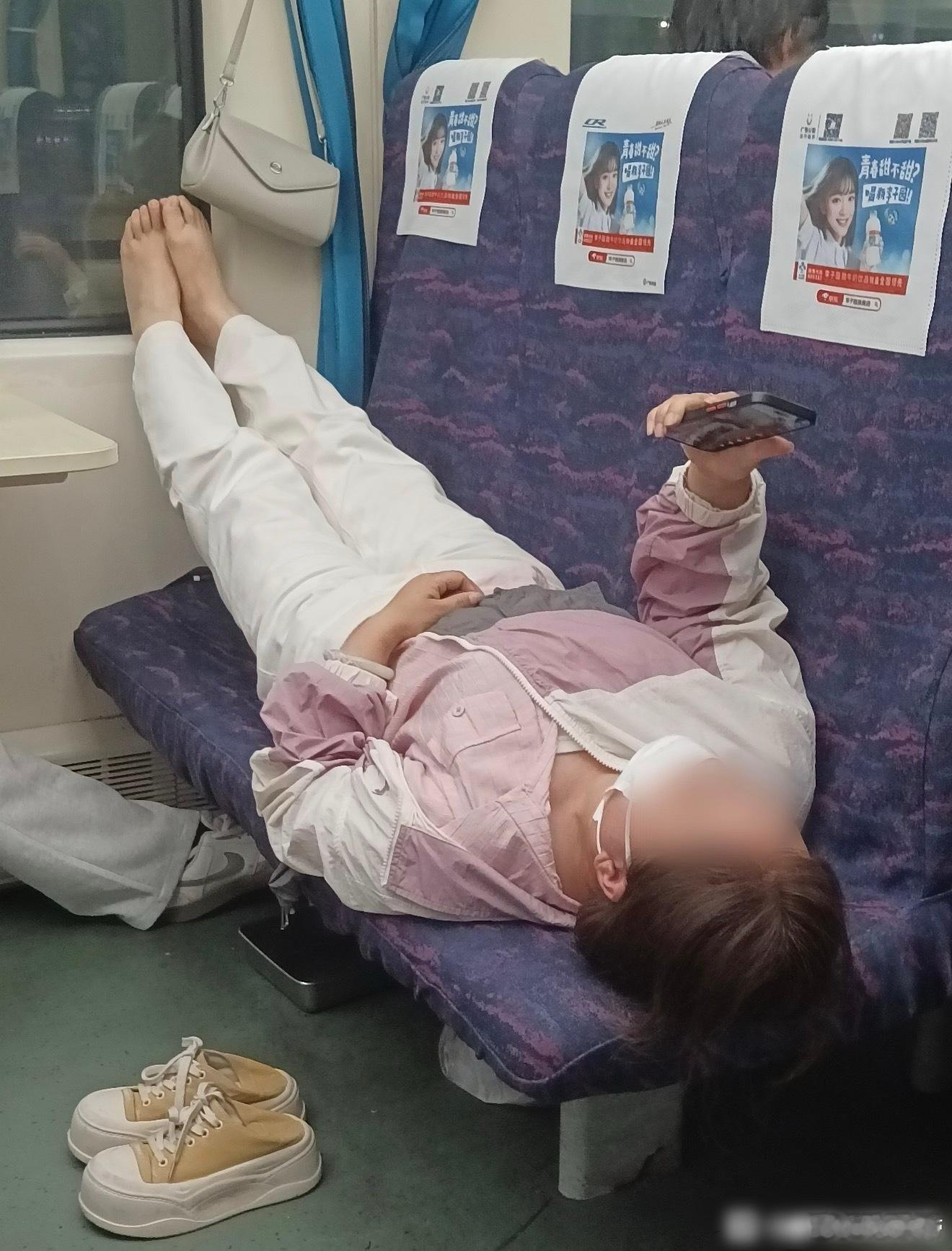 动车上遇到的，这种情况要怎么提醒她？ 