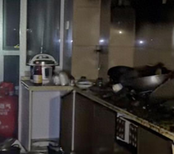 “悲剧还是发生了！”近日，黑龙江哈尔滨，一女子下楼接孩子放学时，忘记关厨房里的火