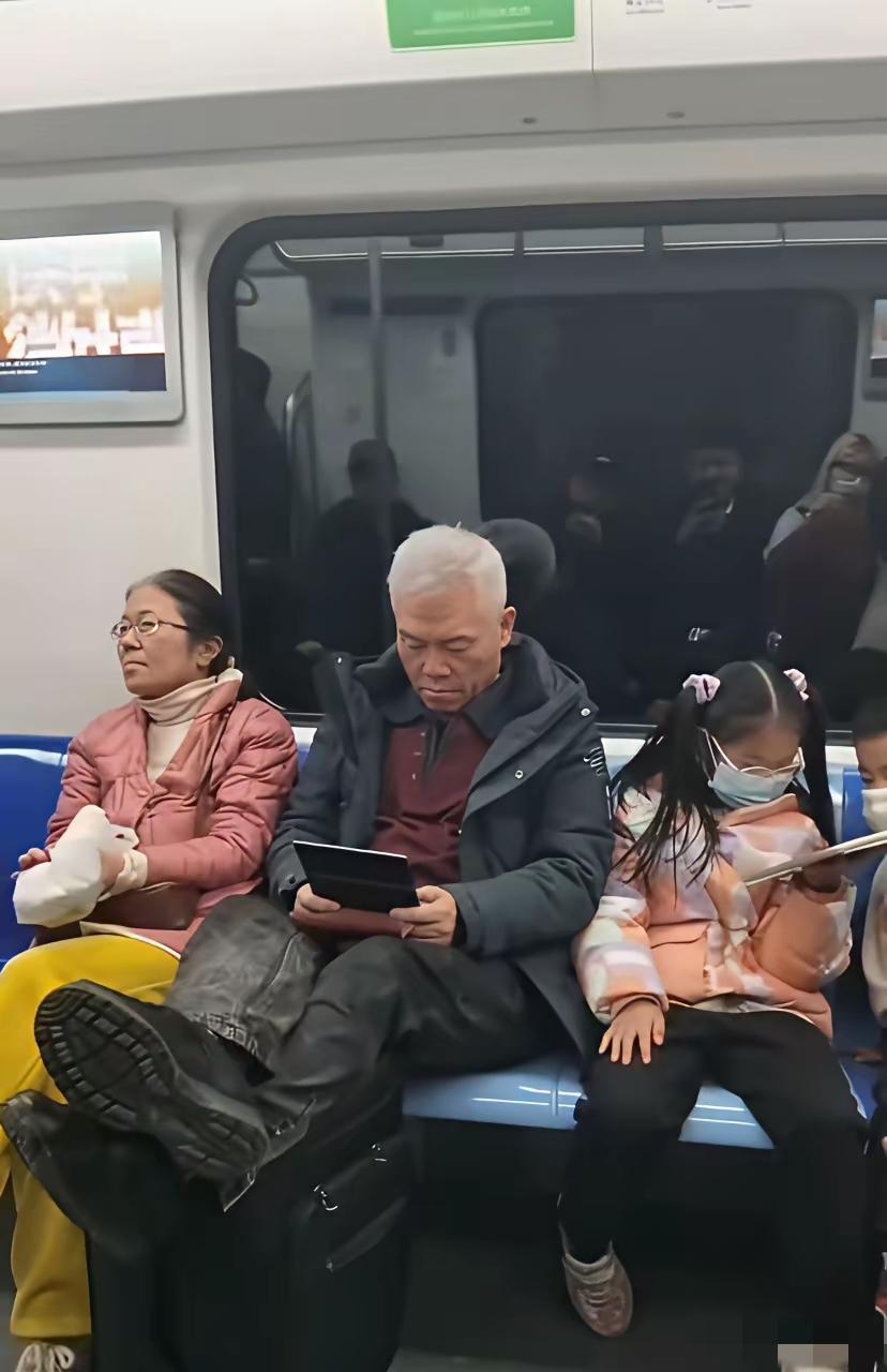 这大爷好面熟，总感觉在哪见过，一时半会又想不起名字，有认识的吗？[what]