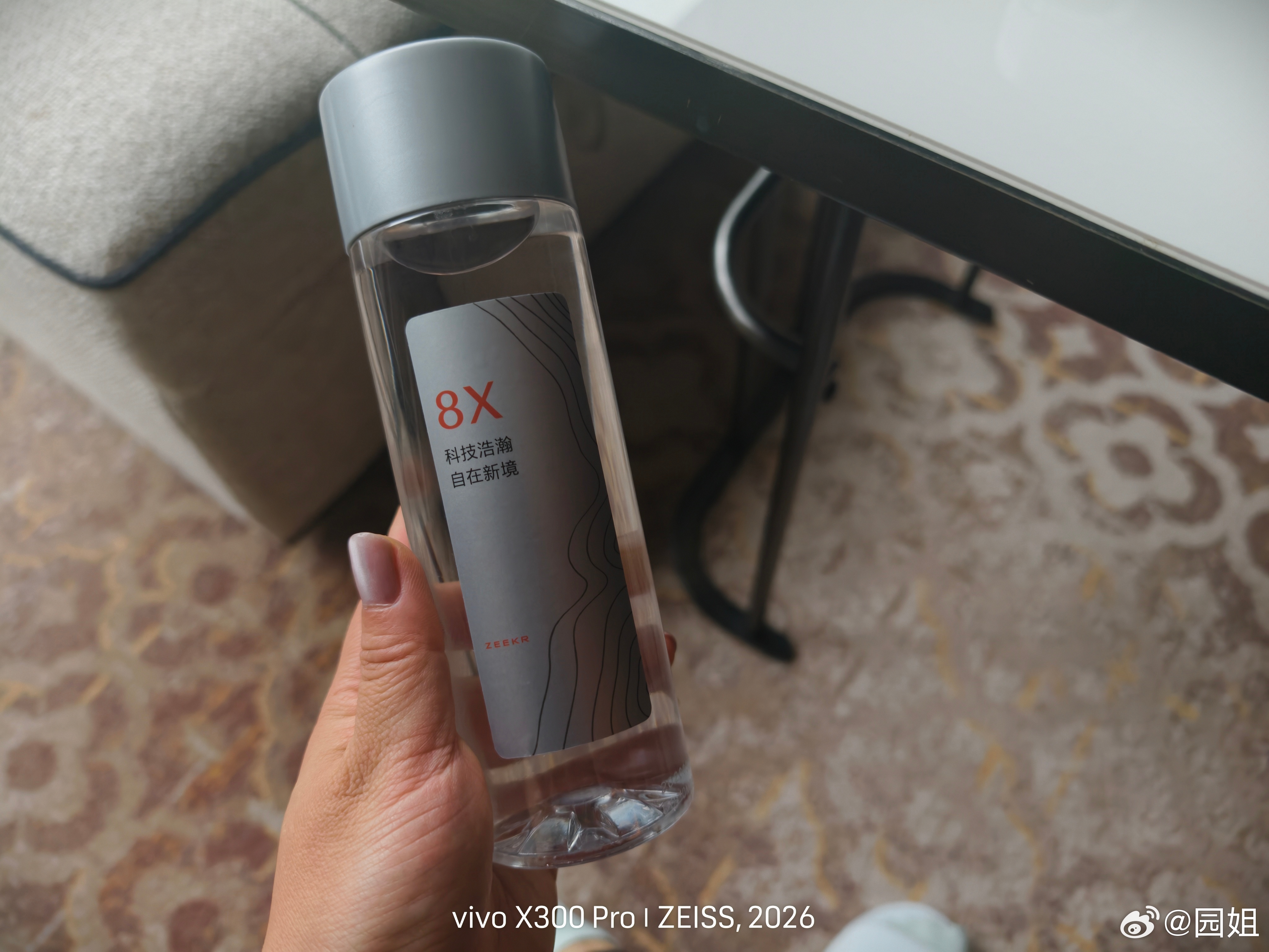 终于抵达了上海，晚上去参加极氪8X技术发布会。极氪今天不仅定制了水，还有定制的拖