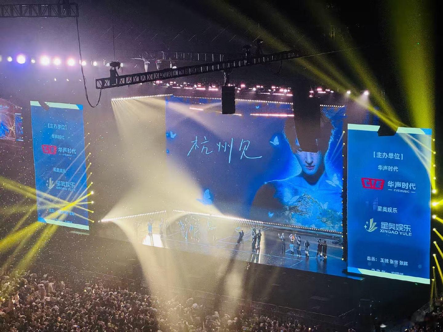 张远南京演唱会上座率 南京演唱会盛况来袭，场馆内坐满听众，座无虚席场面壮观，现场
