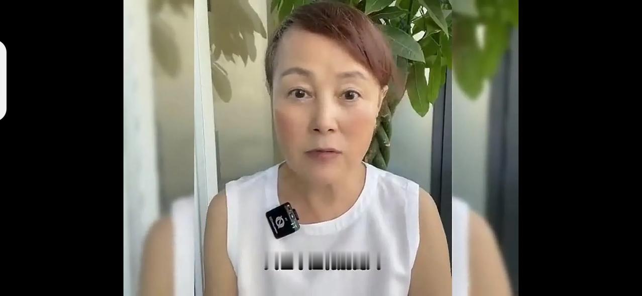 史晓燕在直播中说她的这位杜同学很不快乐，很不幸福，但怎么从这相片中看，她一脸笑容