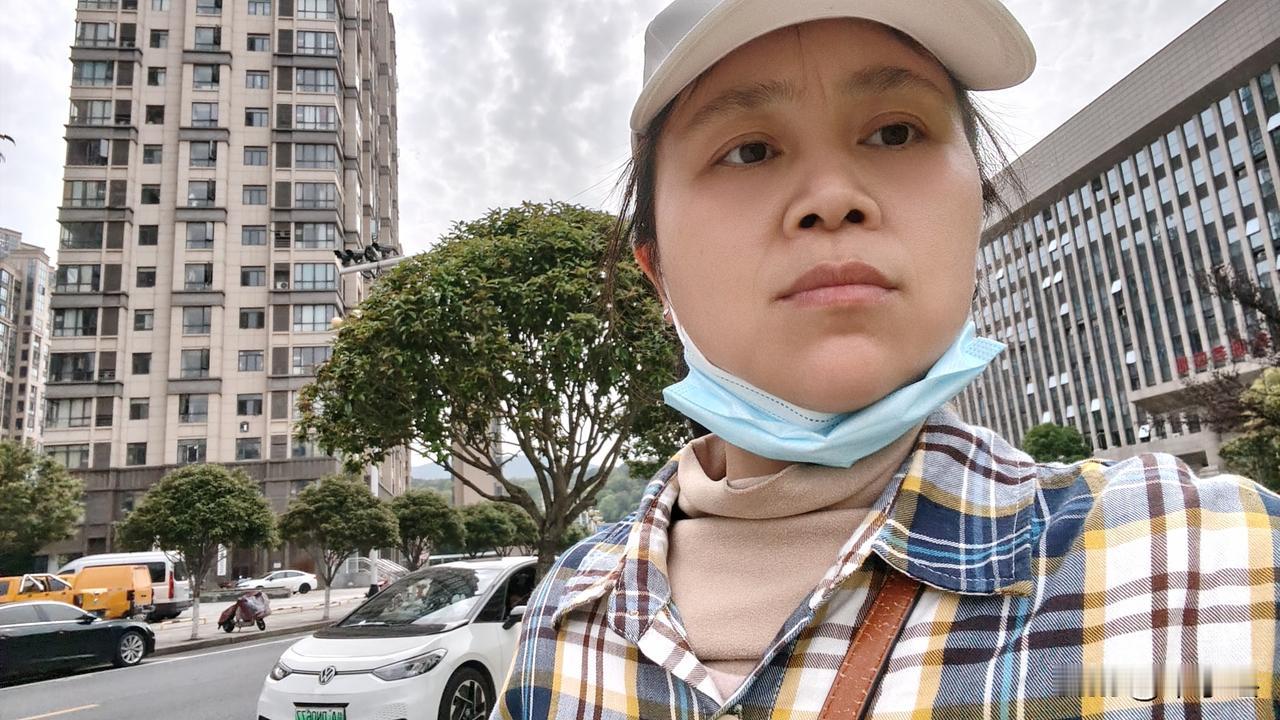 我是一个38岁就切除了子宫和卵巢的女人，2024年确诊宫颈癌早中期，做了4个大化