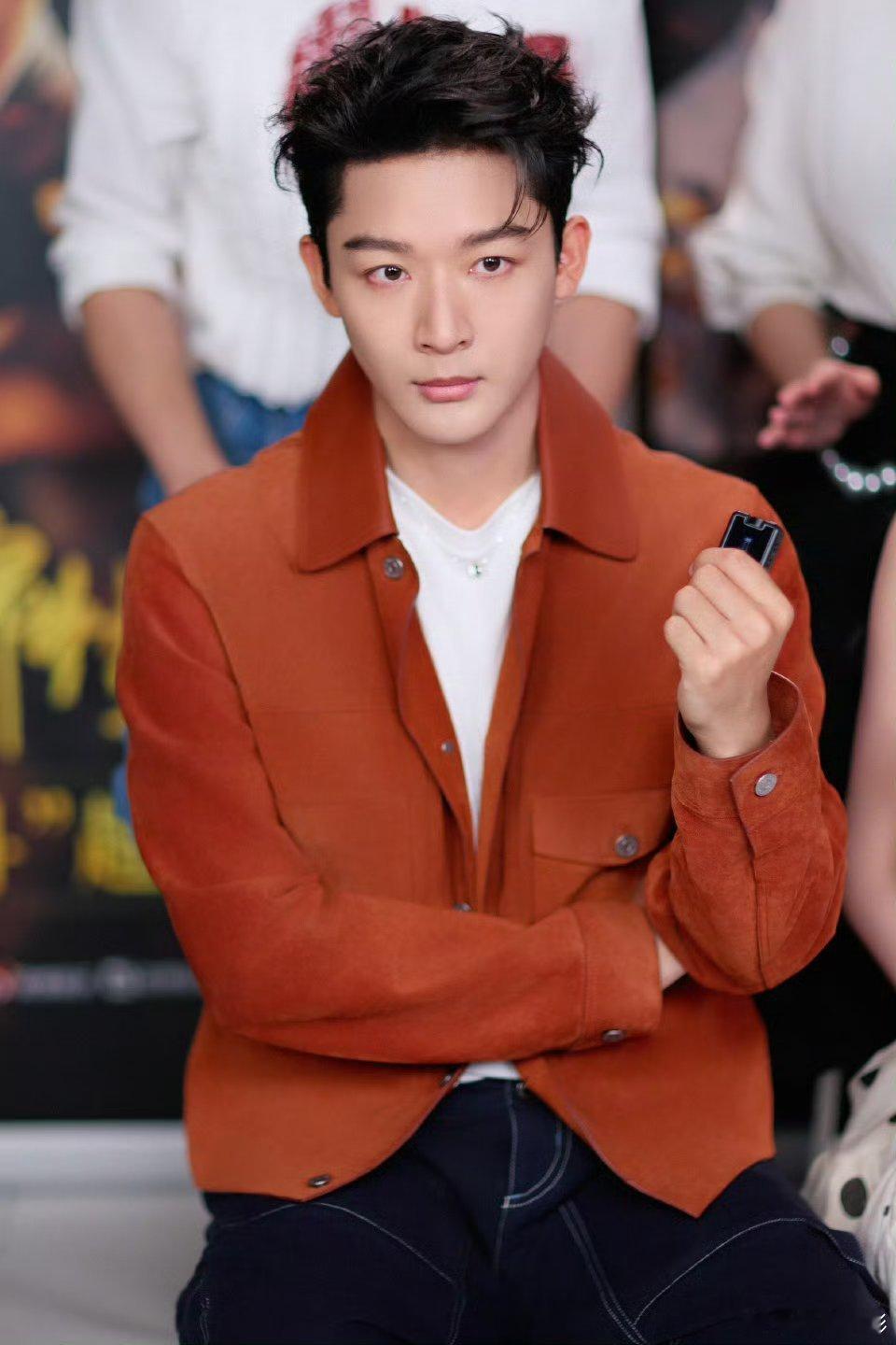 张晚意in橘色外套 ​​​