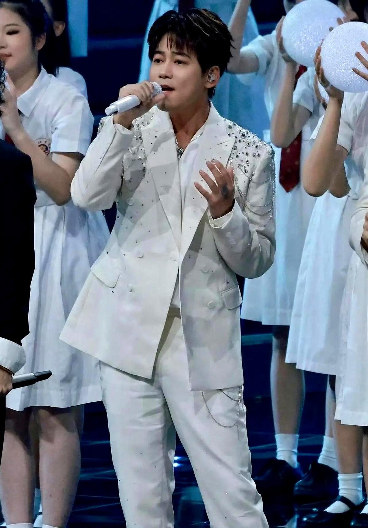 苏醒现在心里估计不太好受，因为他在央妈主办的大湾区音乐会，苏醒竟然掉链子跑调了，