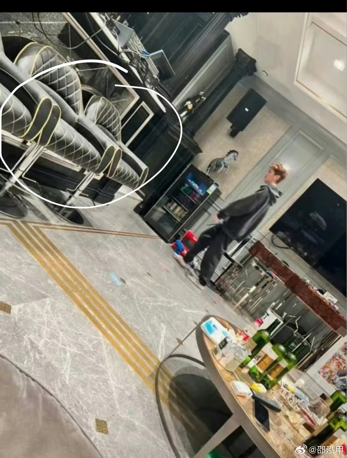 鹿晗家的装修室内装修尽量不要用黑色，无论是家具还是装饰，方位也非常重要，尤其在西