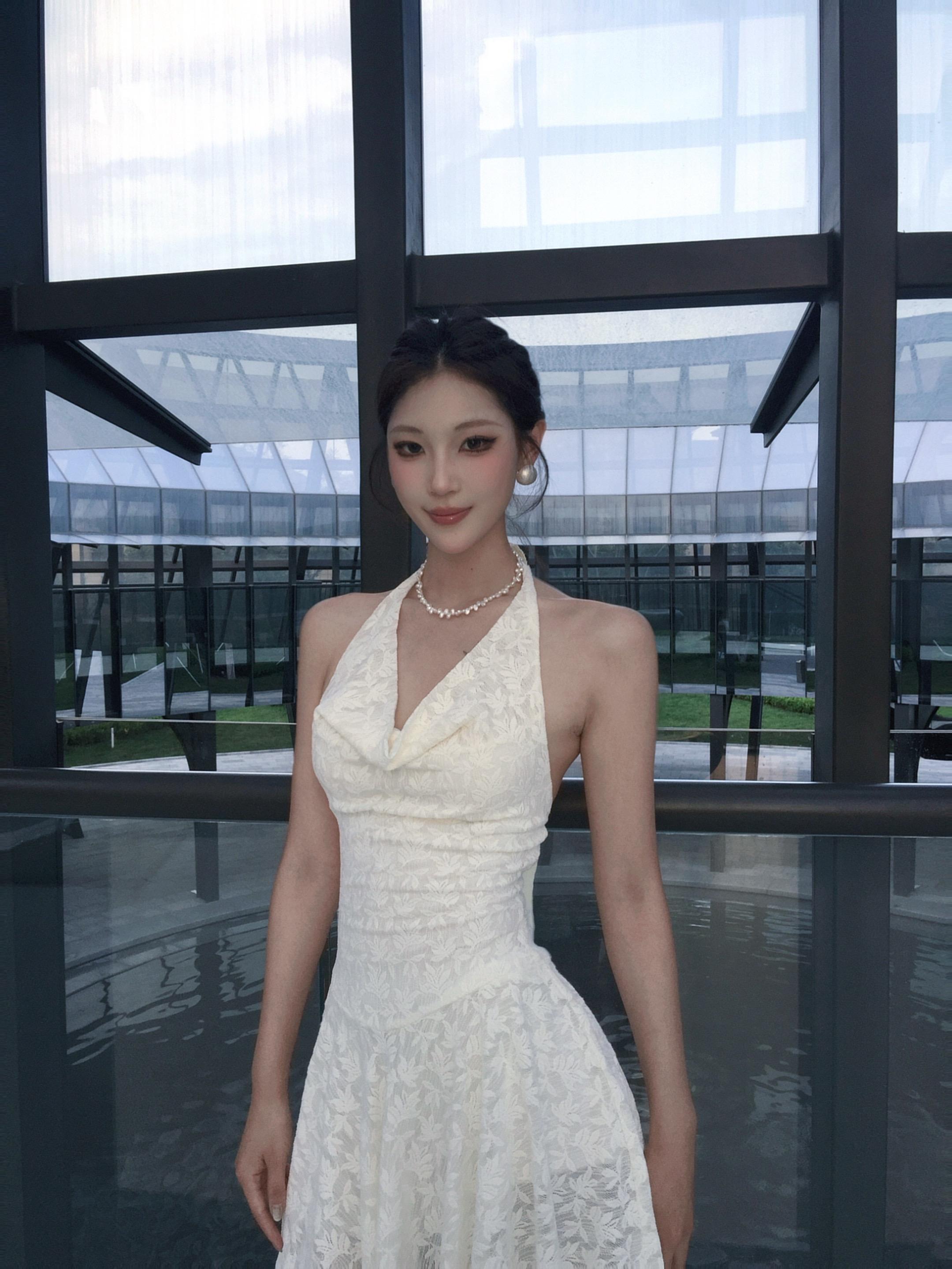 因为小狗在摇尾巴。