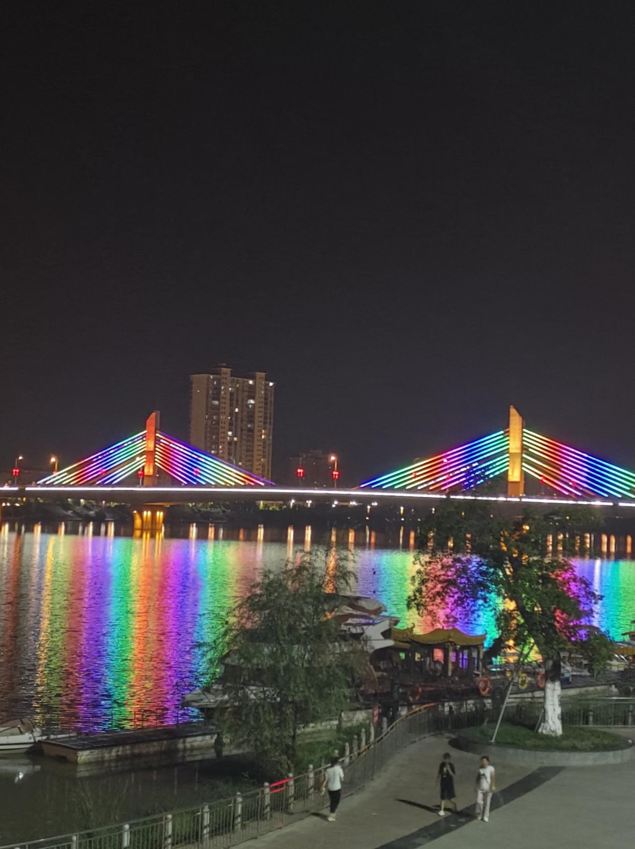人家问我养生秘方是啥？我就回八个字：没心没肺，活到百岁；问心无愧，活着不累。

