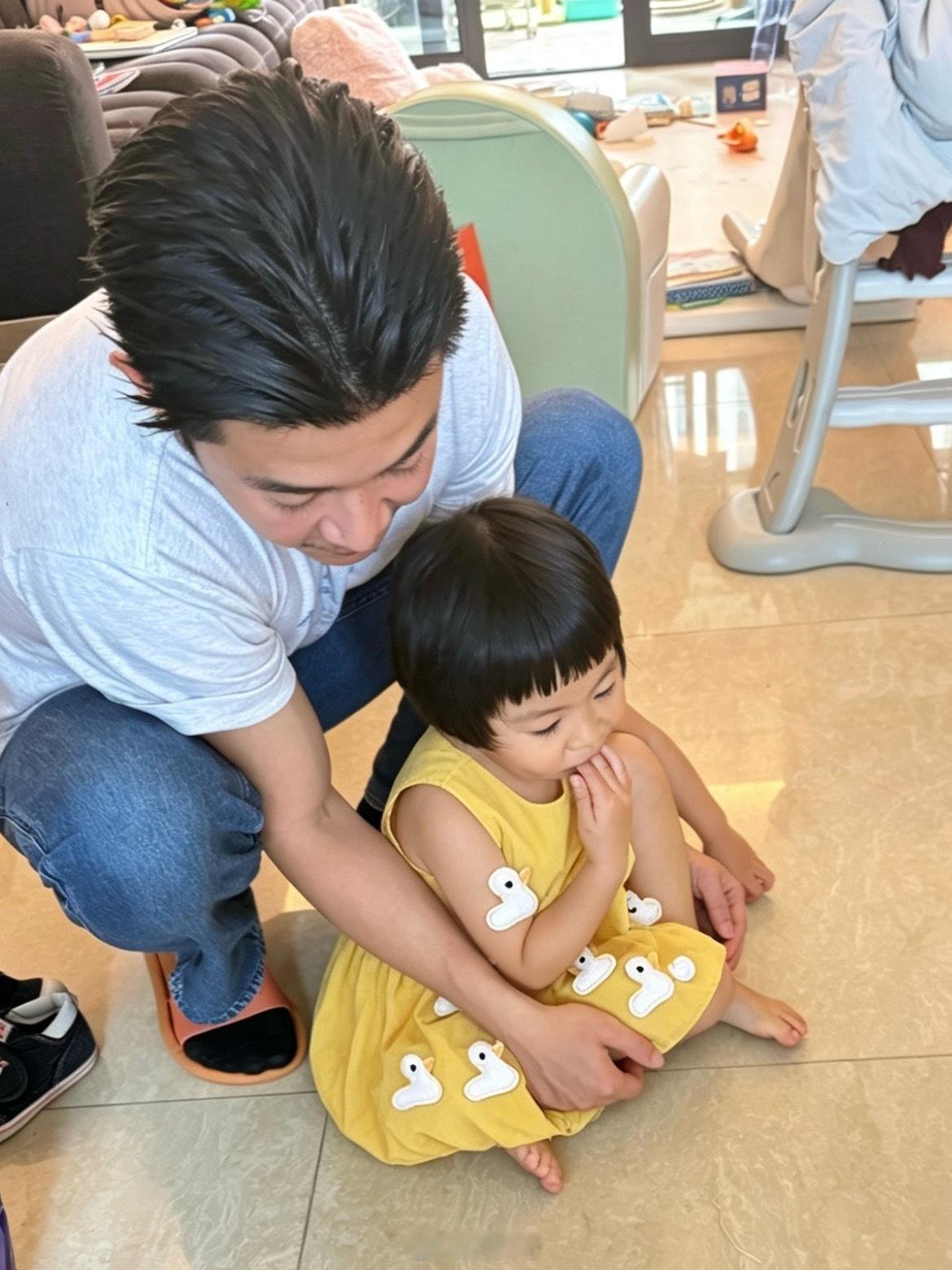 球把面条扔地上，旅蛙让她捡起来球捡起来就往嘴里塞，旅蛙就看着她吃服了 