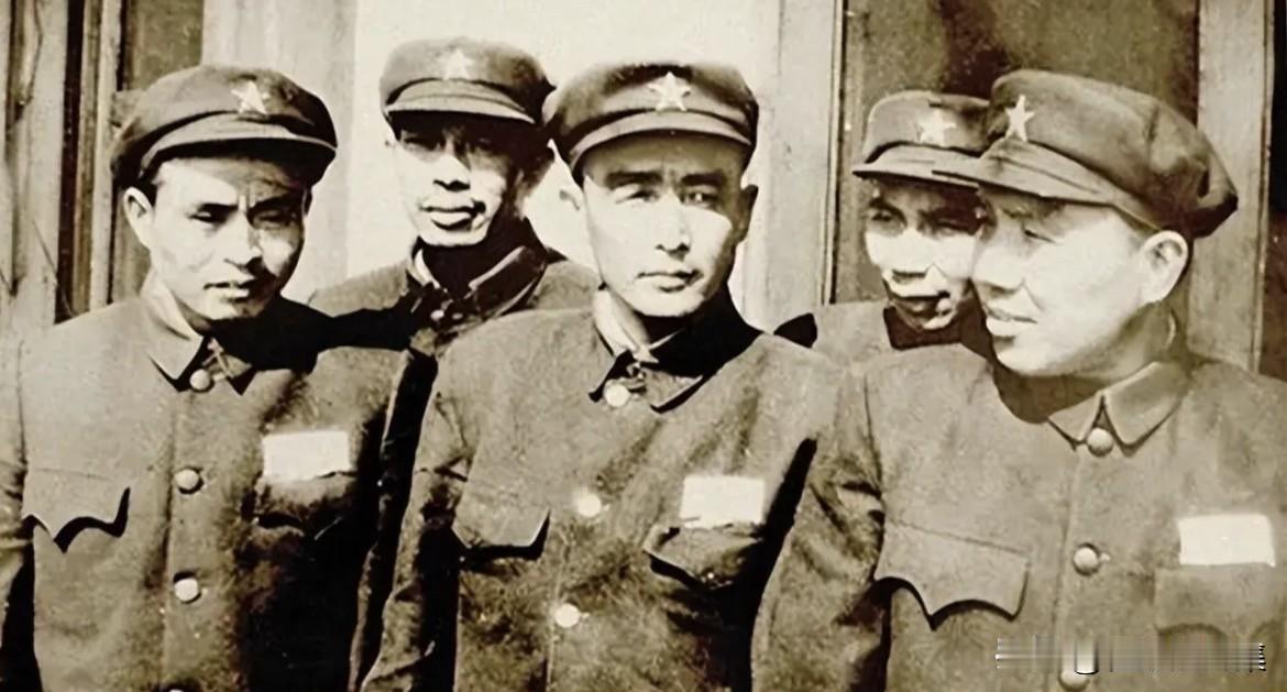 1949年10月，杭州 ，中国人民解放军第23军军师职干部合影，照片从左开始：陈