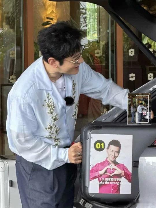 黄晓明丫头别拿错行李箱黄晓明的行李贴纸黄晓明的行李贴纸丫头别拿错行李箱黄晓明现身