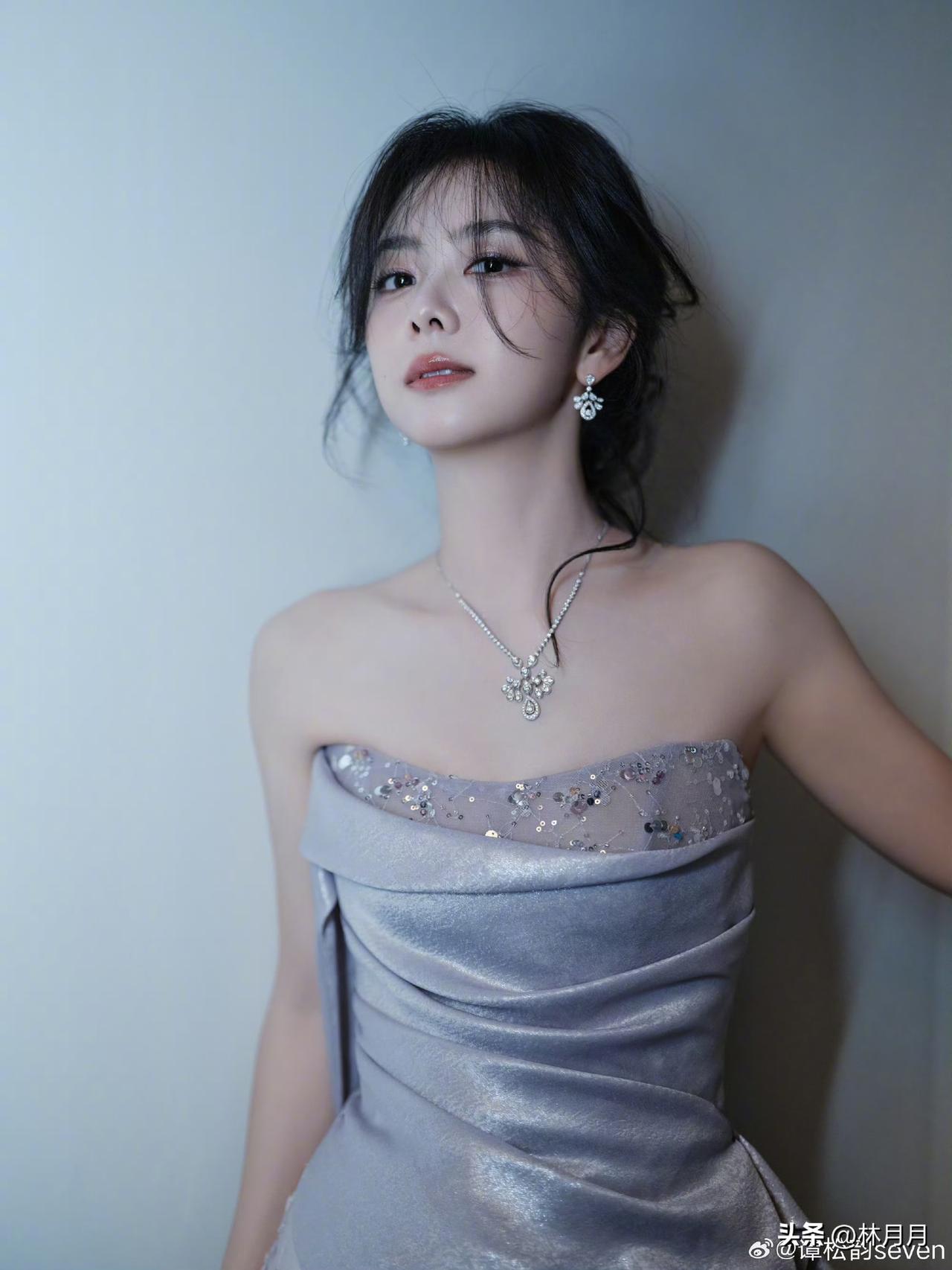 谭松韵的后台写真图集，真的是绝了。拼接式抹胸鱼尾长裙，这套礼服真的很适合，谭松韵