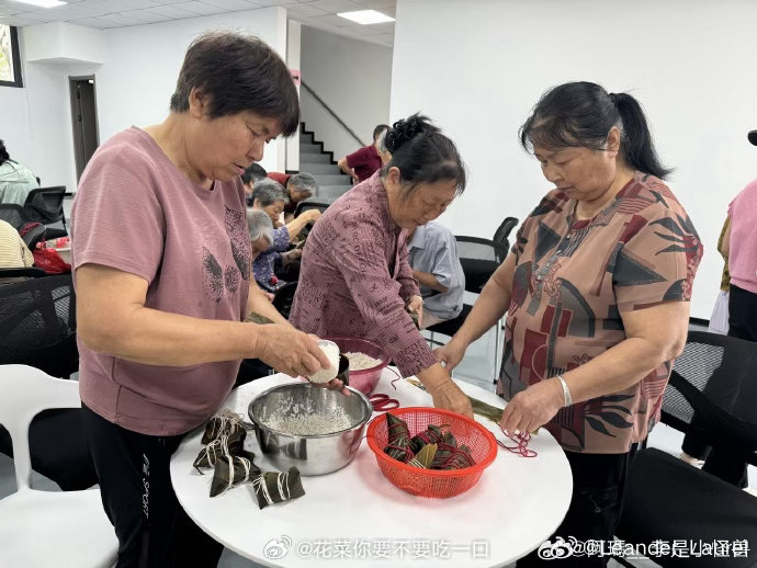 粽香飘满台州邻里围坐包出幸福味黄岩北城善化社区端午活动氛围感十足，居民携手包粽、