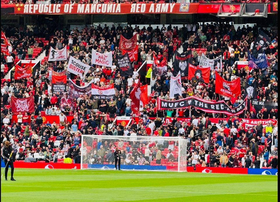 Stretford End看台最近出现了很多旗帜，这是由The Red Army