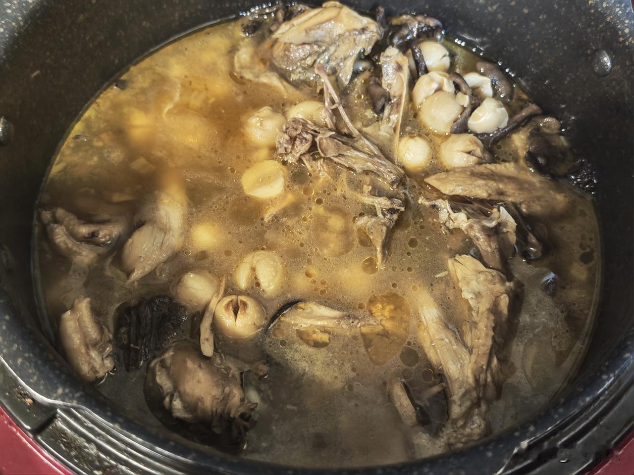 周末自己熬汤
河田🐔
加上来自黑龙江阿城的榛蘑
有人去过阿城吗？
小蘑菇炖鸡