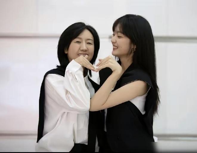 孙千妈妈李奕霖也太会“冻龄”了吧！地道东北哈尔滨人，五十多岁，状态好得像三十出头