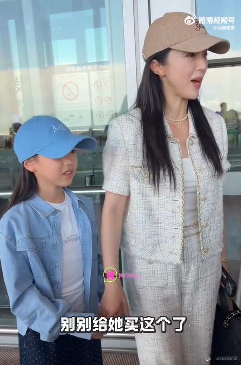 董璇让粉丝不要总是给小酒窝买盲盒董璇通透又温柔，机场劝导粉丝不要频繁为小酒窝购买
