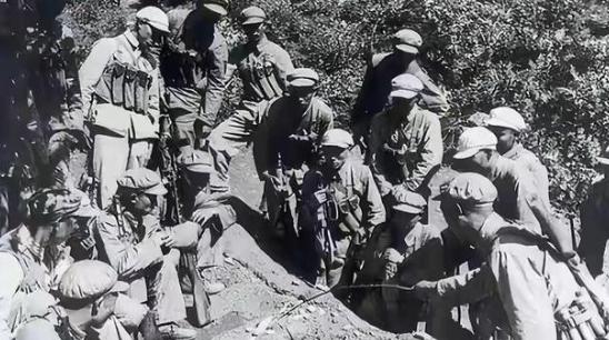 1951年，一群志愿军在撤退时，猛然发现眼前狭隘的山谷中，竟出现了成千上万个美军