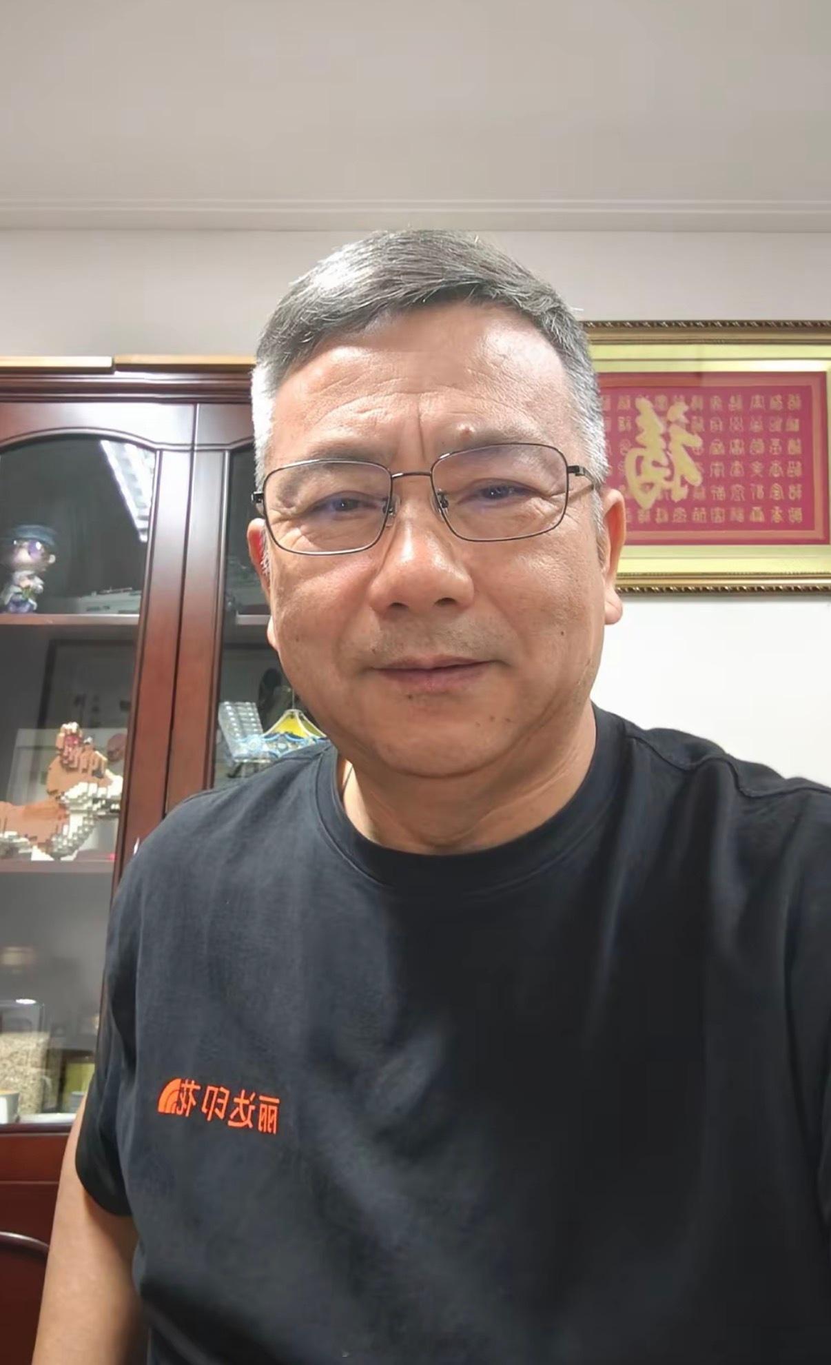目击者回应男子积水中桶装婴儿就医伟大的父爱！广西防城港洪水中，一位父亲用饭桌桌板