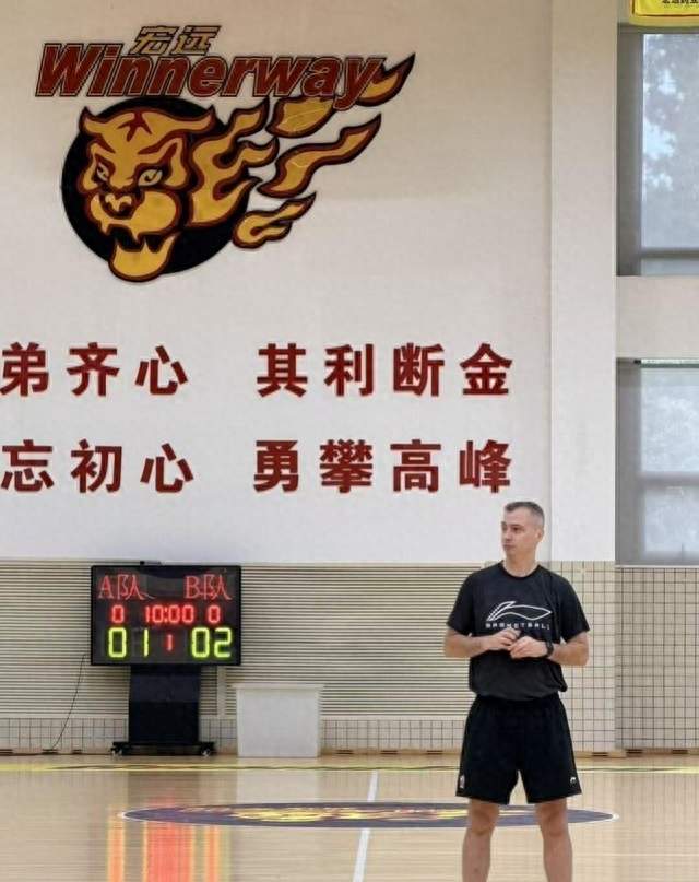 广东男篮真变天了！杜锋照片被摘下，周鹏归队首训提前一小时加练