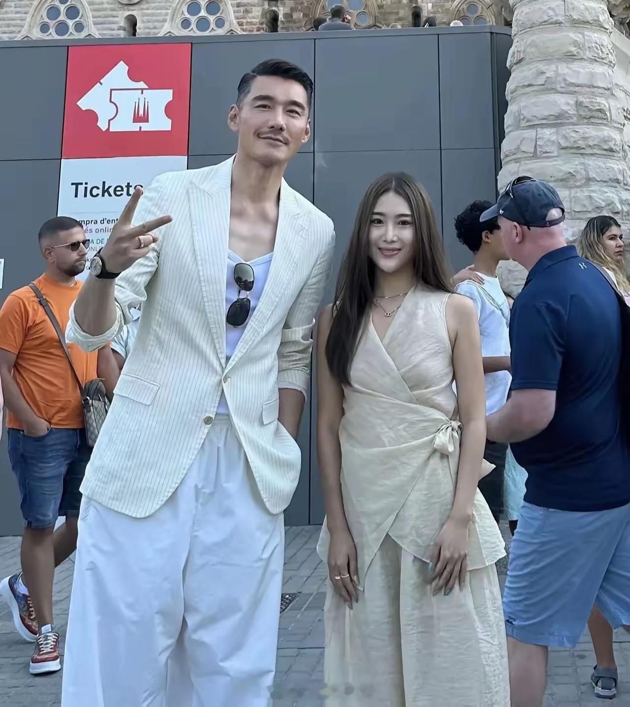 胡军老师，个子真高啊！比1米8的女模特还高出一头。