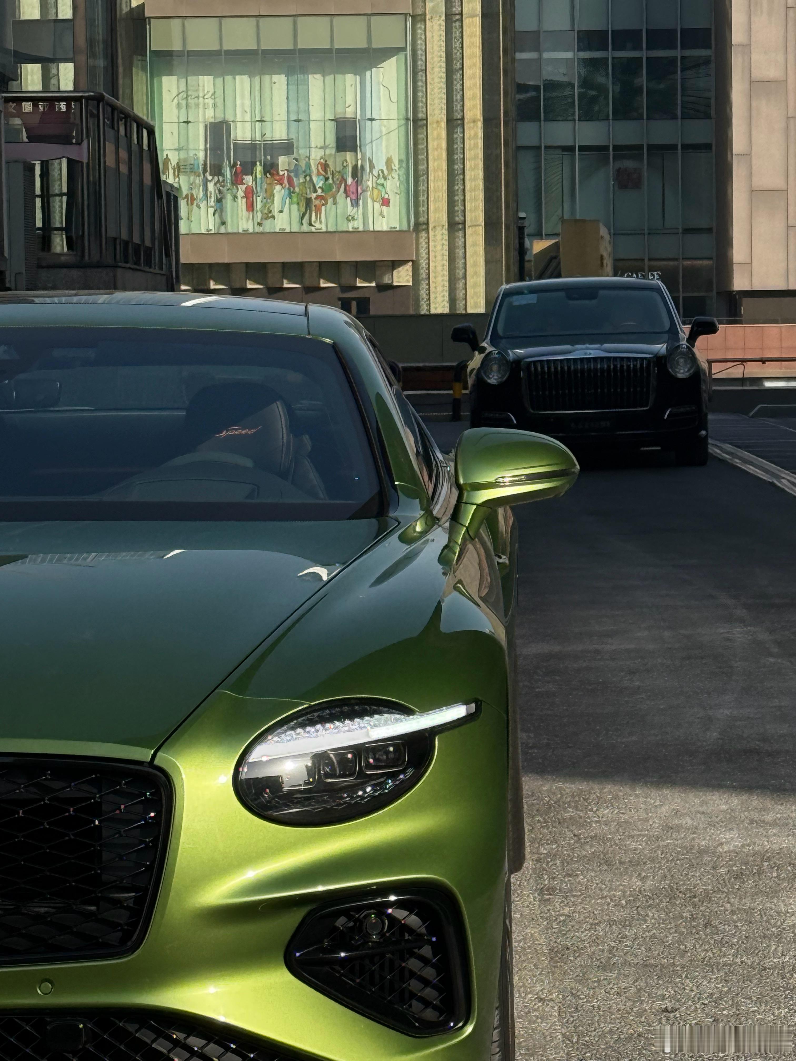 怎么有点像孩子在前边玩家长在后边盯着呢汽车