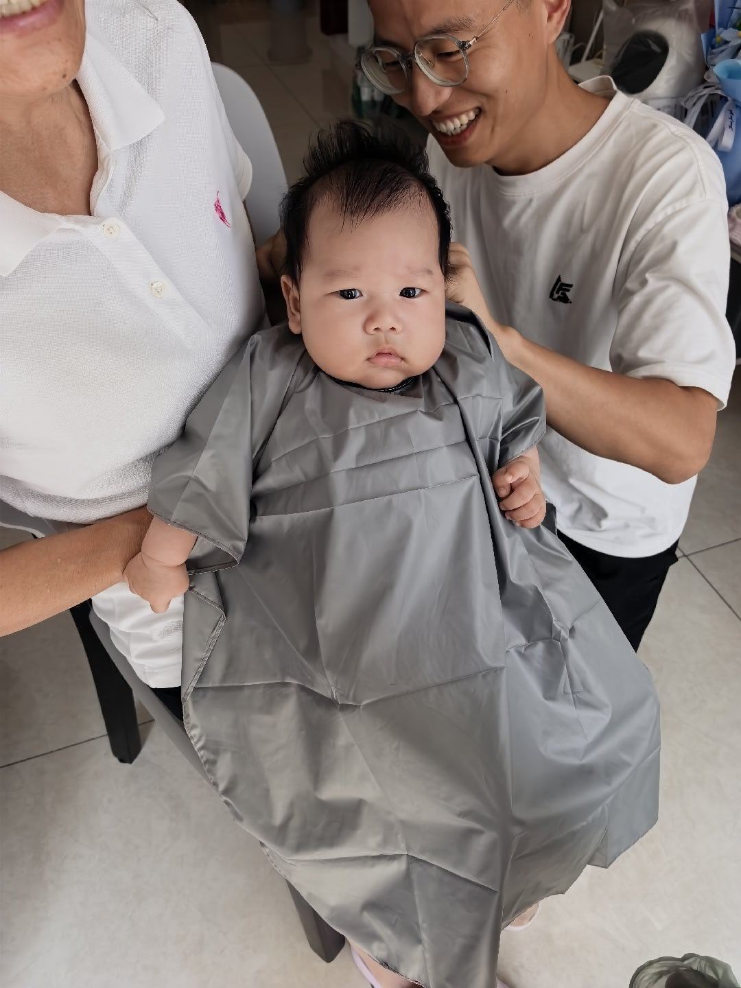 孩姥爷:我花两百请人来剃胎毛我:可以把这两百给我吗 