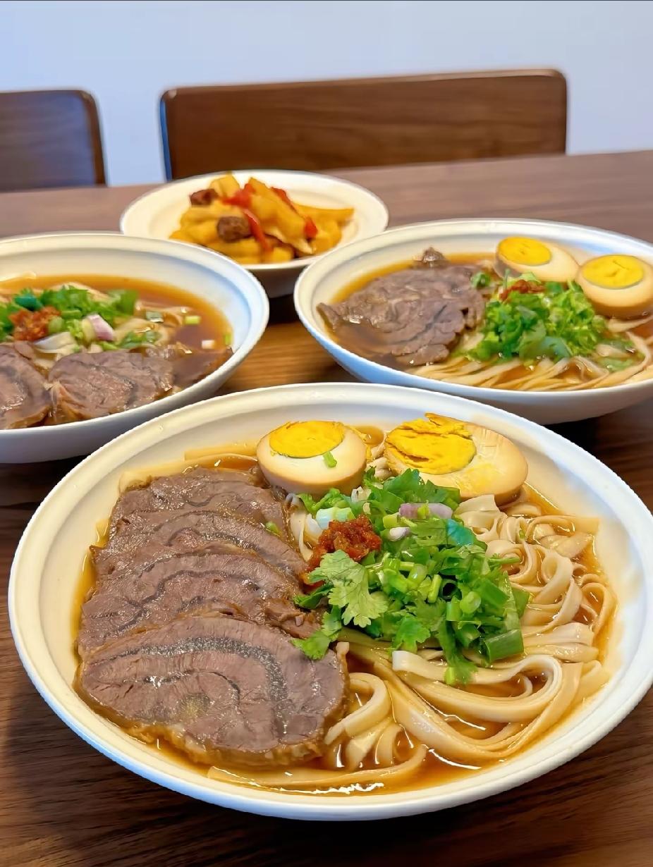 中午去朋友饭店吃饭：要一碗牛肉面，他问我要大碗还是小碗？

三个人要了两大一小，