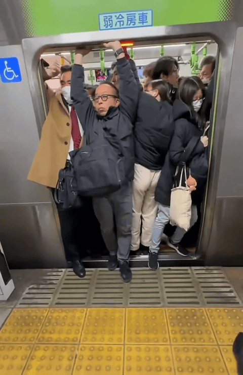 不是说日本人文明谦让吗？