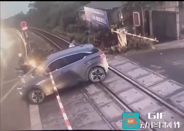 愚蠢司机，愚蠢的行为，这算一个。
在撞杆，和撞火车之间，他选择了撞火车，本来赔一
